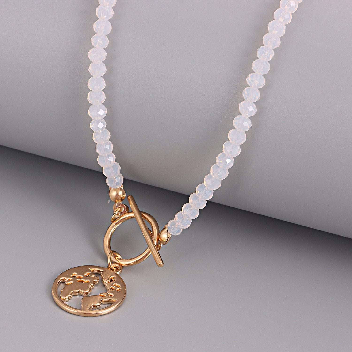 Women's Plate-shaped World Map Pendant Necklace - ChoreGirl