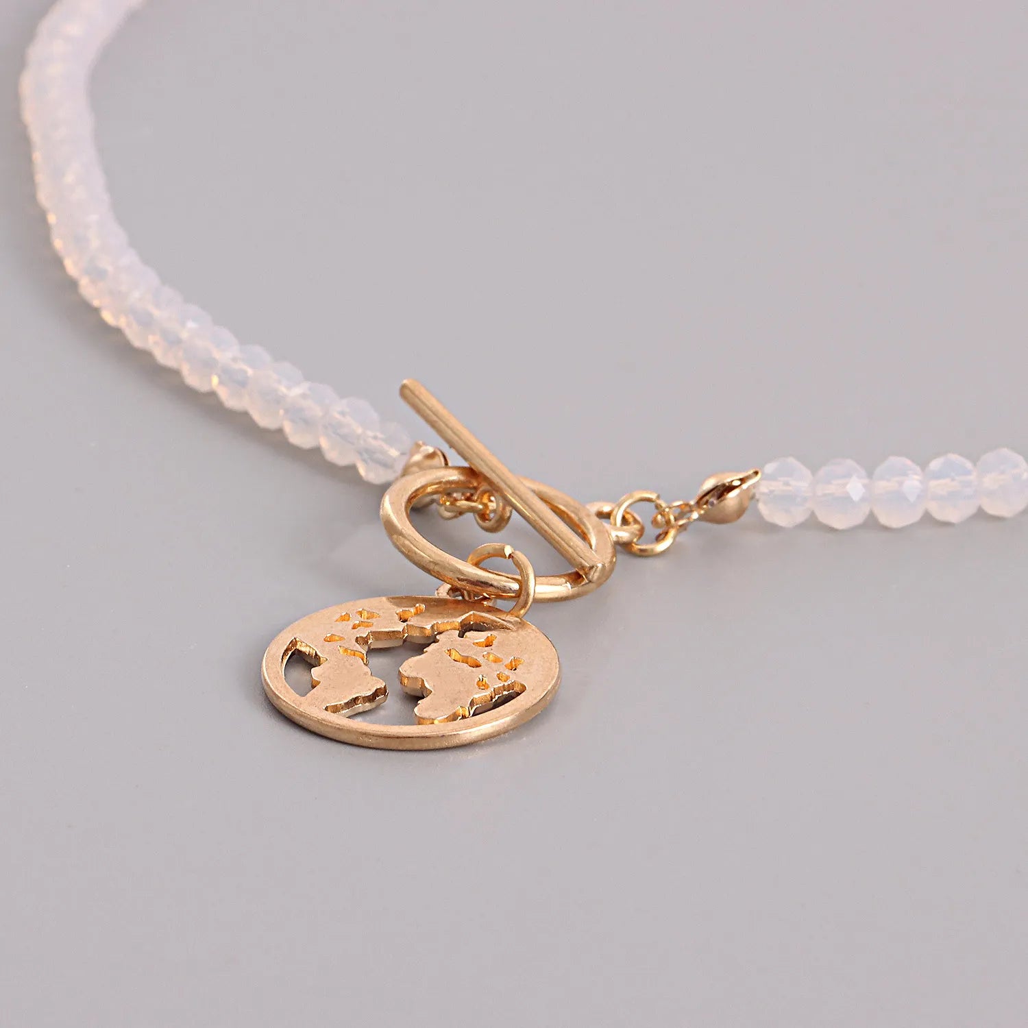 Women's Plate-shaped World Map Pendant Necklace - ChoreGirl