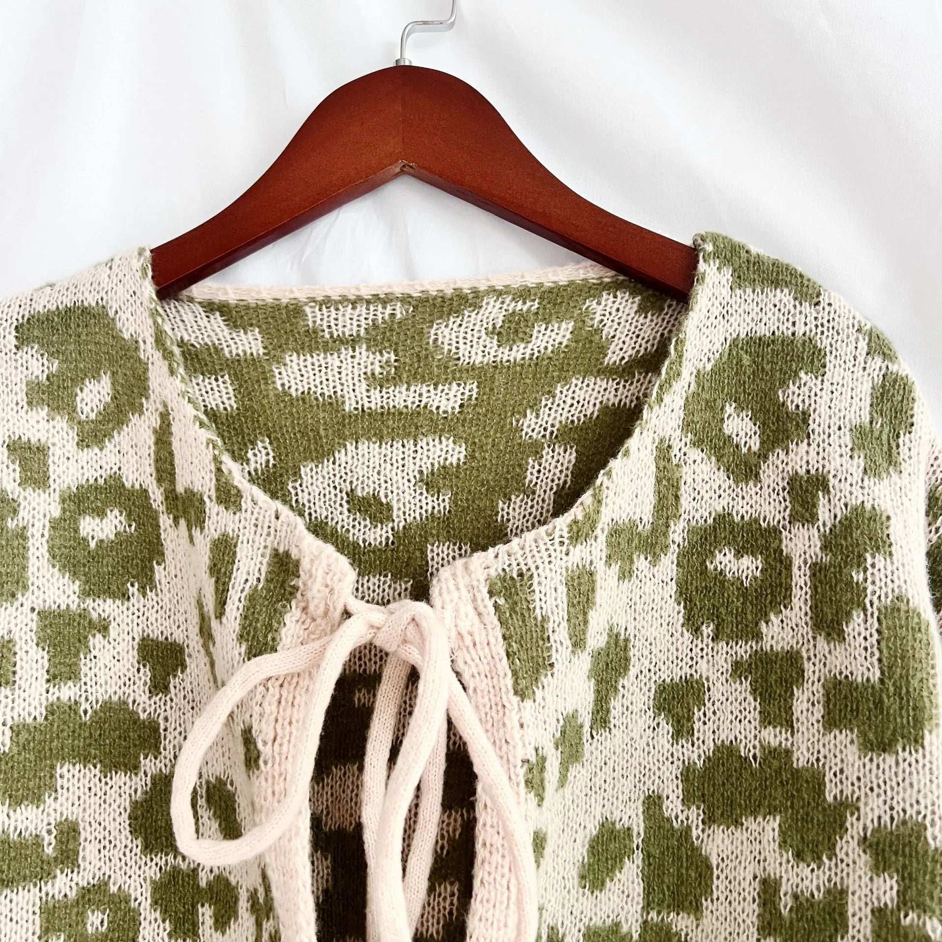 Women's Vintage Look Round Neck Leopard Print Knitted Cardigan with Tie-up Closure